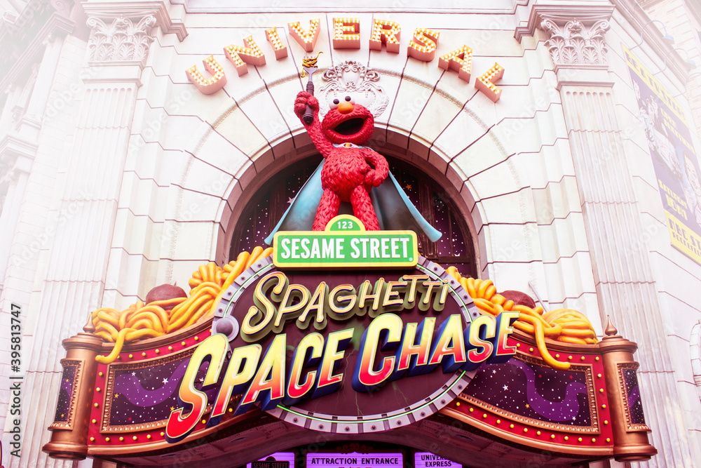 Zdjęcie bez tantiem: APRIL 16,2018 : Elmo Statue of Sesame Street ...