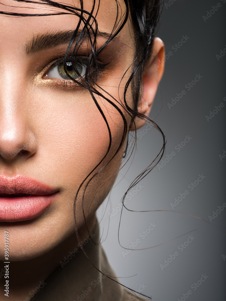 Closeup portrait of a beautiful young fashion woman with glamour makeup ...