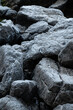 Leicht mit Schnee oder Raureif Eiskristallen bedeckte graue Felsbrocken als Hintergrund