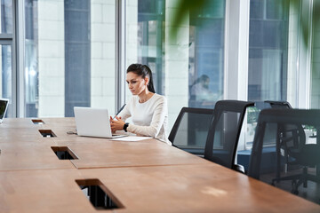 Canvas Print - Businesswoman is sitting in the office