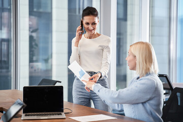 Aufkleber - People working in the office