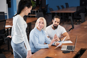 Aufkleber - People discussing something while spending time in the office