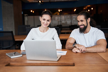 Aufkleber - Colleagues looking at the laptop screen