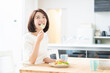 © miya227 - サラダを食べる女性