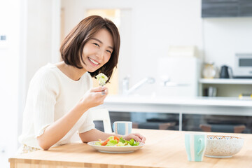 Poster - サラダを食べる女性