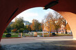 Torbogen im Karl-Marx-Hof mit Sicht auf den Park bzw. den 12.-Februar-Platz. Im Herbst sitzen die Leute im Park in 1190 Wien. Denkmalgeschützten Wohnhausanlage Wohnbau Karl-Marx-Hof der Gemeinde Wien.