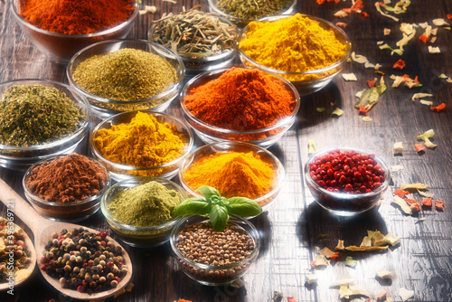 Fotografia Variety of spices and herbs on kitchen table