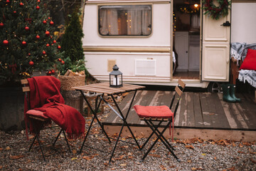 caravan mobile home with terrace, mobile home decorated with christmas decor. festive atmosphere - l