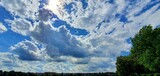 Fototapeta Niebo - Rozległe niebo z chmura nad jeziorem.