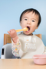 Canvas Print - ベビーフードを食べる赤ちゃん