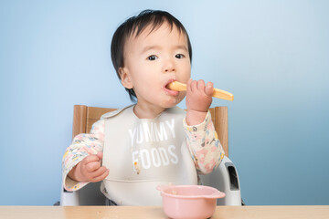 Canvas Print - ベビーフードを食べる赤ちゃん