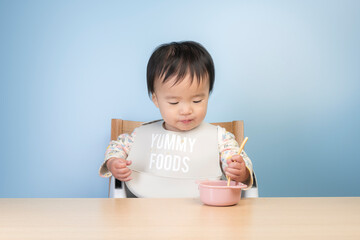 Canvas Print - ベビーフードを食べる赤ちゃん