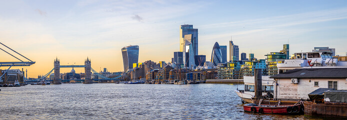 Wall Mural - Panorama of Tower bridge in winter time, London, England