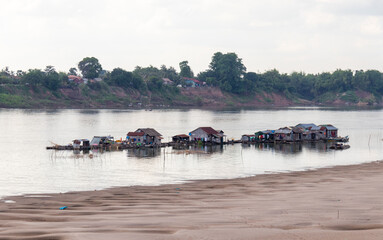 Canvas Print - Village flottant sur le Mékong à Kratie, Cambodge