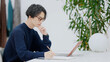 © aijiro - ファッションデザインを考える若い男性