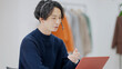 © aijiro - オンライン会議をする若い男性