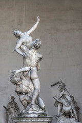 Statue vom Raub der Sabinerinnen auf dem Piazza della Signoria in Florenz, Italien