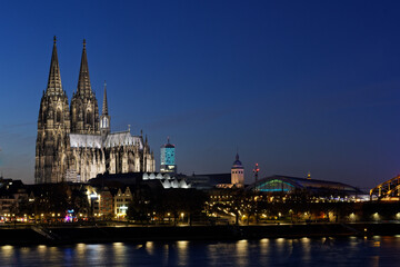 Wall Mural - view of cologne on the rhine with old town and cathedral at dusk