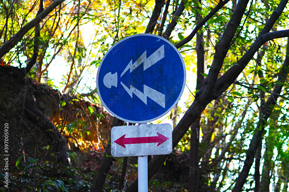 Photo Stock 日本の道路標識「警笛鳴らせ」の写真 | Adobe Stock