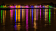  Magnifiques reflets colorés sur le fleuve des lumières du quai d'un village illuminé la nuit pour les fêtes. Trentemoult à Rezé, quai de la Loire