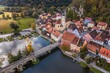 Bild einer Luftaufnahme mit einer Drohne der Stadtansicht des Markt Kallmünz Kallmuenz in Bayern und der Brücke über den Fluss Naab und Vils und der Burg Ruine auf dem Berg, Deutschland