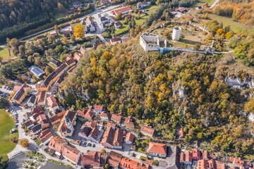 Bild einer Luftaufnahme mit einer Drohne der Stadtansicht des Markt Kallmünz Kallmuenz in Bayern und der Brücke über den Fluss Naab und Vils und der Burg Ruine auf dem Berg, Deutschland