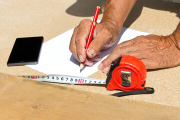 Carpenter uses smartphones to calculate the required materials and contacts customers .Employee Uses technology to benefit.