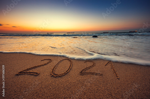 Tela Happy New Year 2021 concept, lettering on the beach. Sea sunrise