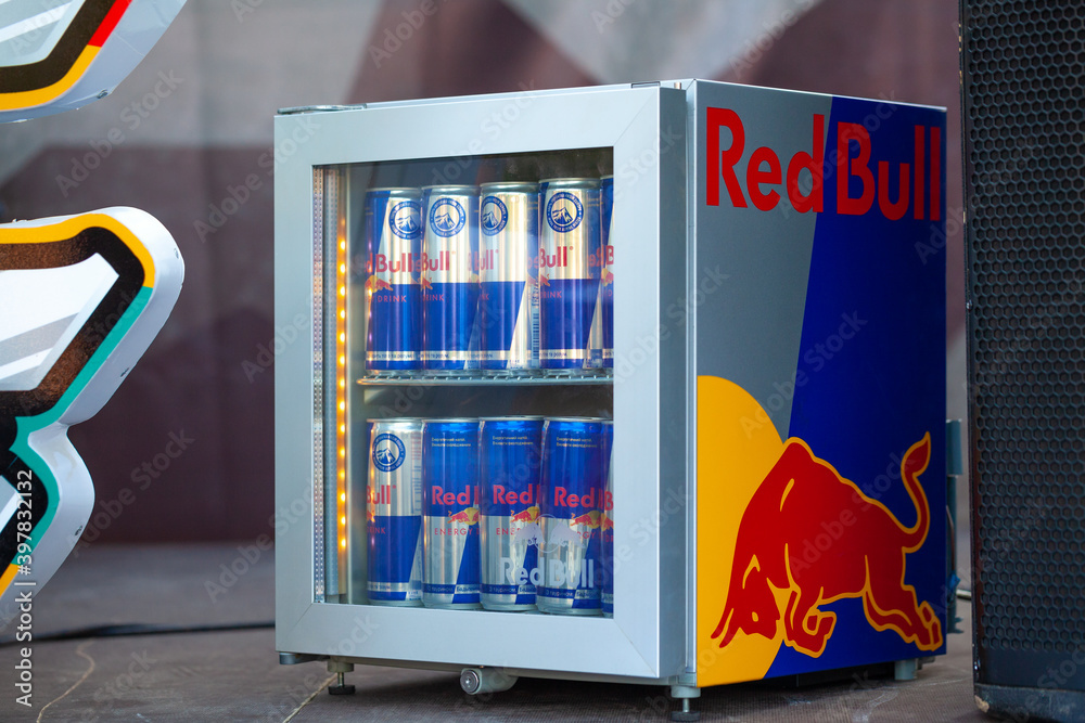 Foto Red Bull branded refrigerator with a lot of aluminum cans
