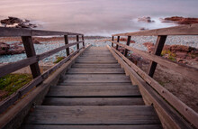 Escalier En Bois Menant à La Plage, à La Mer