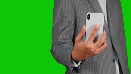 Poster - スマホを構える男性　クロマキー合成用グリーンバック　スローモーション