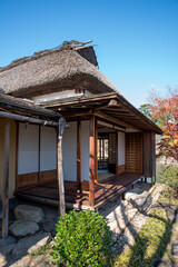 和風の建物と紅葉の風景