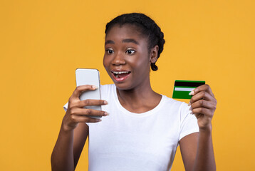 Aufkleber - Black Woman Holding Credit Card And Smartphone Shopping, Yellow Background