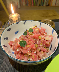 Sticker - Tartare de boeuf sur une table avec une bougie