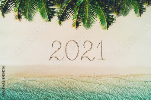 Fotografia Happy new year concept, 2021 written on the sand