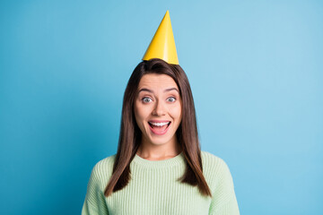 Canvas Print - Photo portrait of excited girl with open mouth wearing yellow birthday cap isolated on pastel blue colored background