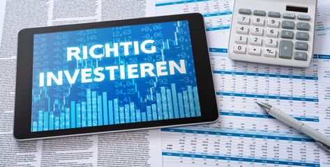 Poster - Tablet mit Finanzunterlagen - Richtig investieren