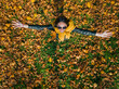 © Konstantin Trubavin/Westend61 - Happy woman throwing dry leaves while enjoying at park during autumn