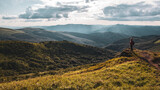 Turystka podziwia panoramę Bieszczadów widoczną po zachodniej stronie Bukowego Berda, Bieszczady, Polska,