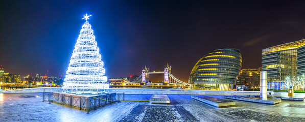 Poster - More london riverside panorama at night during christmas season. England