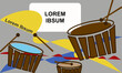Drei verschieden große hölzerne Schlagzeuge und Drumsticks und eine weiße Sprechblase vor grauem Hintergrund mit mehrfarbigem Muster, Trommeln