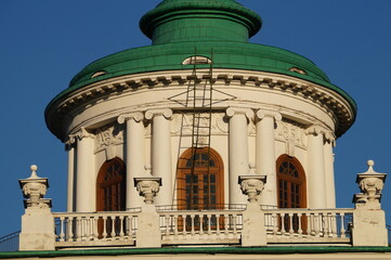 antique vases on the roof of a building in a classic style in the center of Moscow on a Sunny day