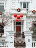 Fototapeta Uliczki - festive house in London with christmas wreath on the door