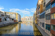 Vista escénica de la ciudad de Girona , casa típicas colores anaranjados sobre el rio Onyar un dia soleado de Diciembre. Girona, Cataluña, España