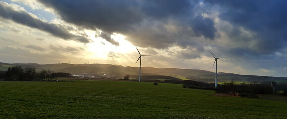 Windenergie Turbinen auf dem Land in Abendsonne