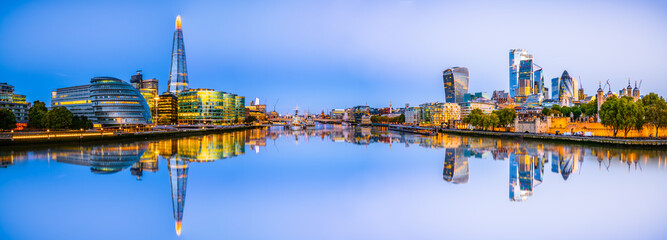 Canvas Print - Skyline panorama of London riverside annd financial district