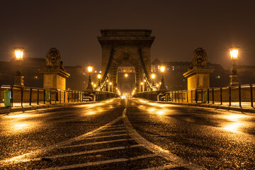 Canvas Print - Chain Bridge in Budapest illuminated at night. Hungary 