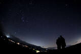 Fototapeta Kosmos - 星空を眺めるカップル