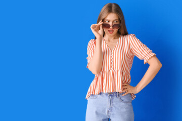 Poster - Beautiful woman with stylish sunglasses on color background