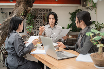 Portrait of young asian students disccusion meeting in a cafe